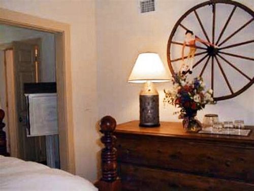 The Fife And Drum Inn Williamsburg Room photo